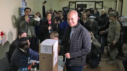 La foto de las votaciones de los políticos, una postal que no debería repetirse en estas PASO 