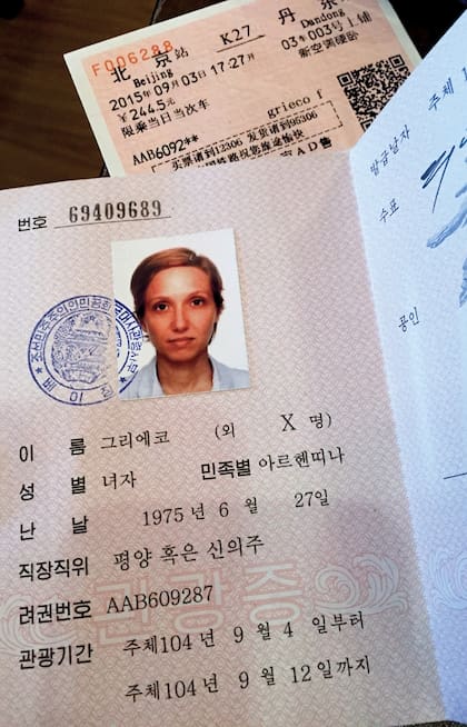 horas antes de que saliera mi tren hacia Pyongyang, me entregaron un sobre con la visa y el pasaje, para cruzar la última frontera del mundo conectado y sumergirme dos semanas en el aire de la vida sin Internet.