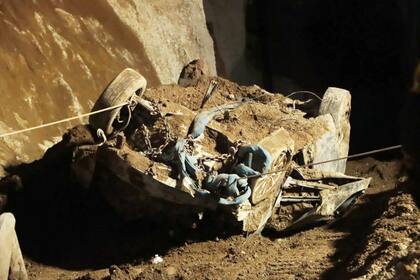 Horas antes del hallazgo sin vida de ambas mujeres, los socorristas dieron con el auto negro en el que viajaban. Este, según reconstruyeron, cayó al vacío y luego fue sepultado por decenas de toneladas de tierras.