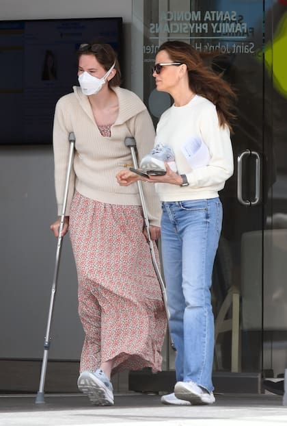 Horas después, abandonaron el centro médico con Violet usando muletas y una bota ortopédica en uno de sus pies. Según trascendió, la hija mayor de la expareja sufrió un accidente menor y regresó a Los Ángeles desde Yale, donde actualmente cursa sus estudios universitarios