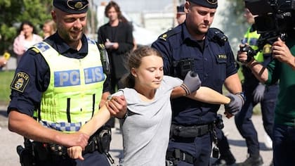 Horas después del fallo en su contra, Thunberg y otros jóvenes volvieron al mismo sitio a bloquear el acceso a una instalación petrolera