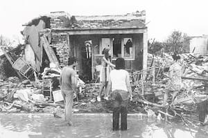 Horas después del tornado, los vecinos sobrevivientes de San Justo se organizaron con la policía para buscar sobrevivientes entre los escombros; 10 de enero de 1973