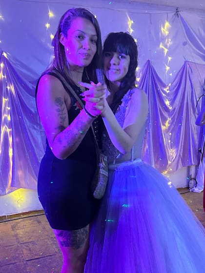 Horas más tarde, ya en la fiesta, Romina y Lorena bailaron juntas el vals