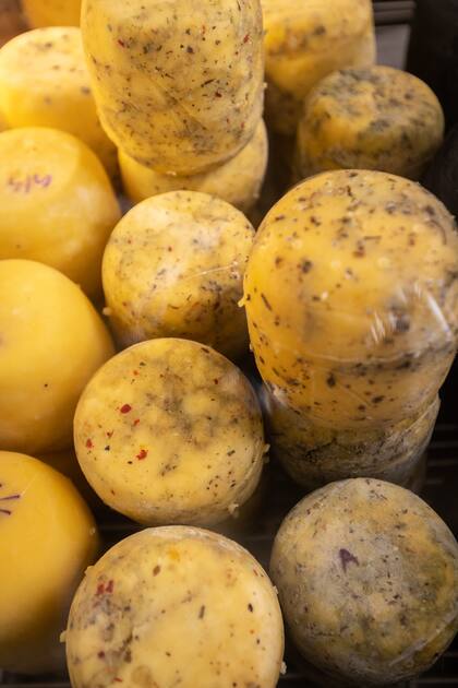 Hormas de queso, producción propia de la escuela salesiana. Se pueden conseguir en el local con venta al público.