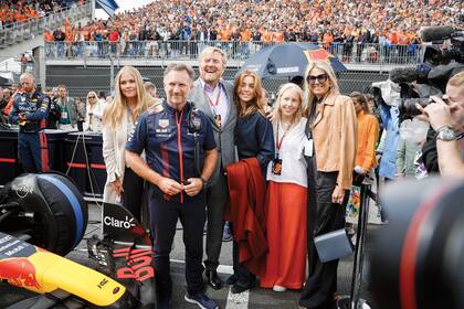 Horner posa con la realiza neerlandesa en el autódromo de Zandvoort: la princesa Amalia, el rey Guillermo Alejandro, la princesa Alexia y la reina Máxima; de Países Bajos es el piloto estelar de Red Bull, Max Verstappen.