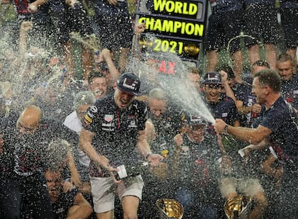 Horner rocía con champagne a Verstappen en la hora más gloriosa: la victoria sobre Hamilton y la conquista del título en Abu Dhabi 2021 