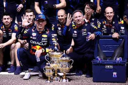 Horner y Max Verstappen, en primera fila, con el equipo detrás, luego del triunfo de Red Bull en Bahréin