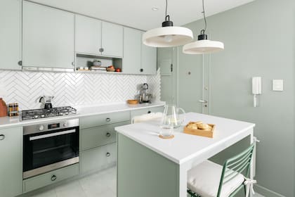 Horno (Ariston). Piso de porcelanato 'Filomena claro' (San Lorenzo). Lámparas colgantes (DIMM Iluminación). Fotos Federico Paul (Gentileza: Camila Monge)