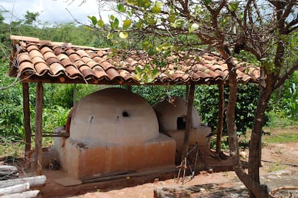 Horno de barro donde se cuecen las figuras de cerámica. En Cachoeira do Fanado.