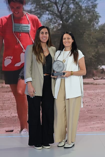 Hornos posa con su reconocimiento como actor social innovador