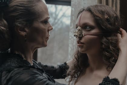 Horror corporal y crítica al patriarcado en "La hermanastra fea", de Emilie Blichfeldt, versión del cuento de la Cenicienta