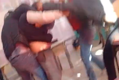 Horror dentro de un aula: una madre entró a la escuela de su hija y golpeó con una cadena a una adolescente de 14 años