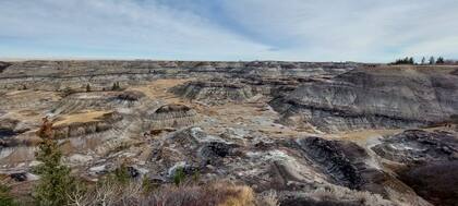 Horseshoe Canyon, en Drumheller (Alberta), a 150 kilómetros de Calgary; hay restos fósiles de dinosaurios y se encuentra una reserva de gas natural