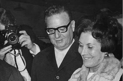 Hortensia Bussi, en la foto junto a su esposo Salvador Allende, también encontró refugio en México