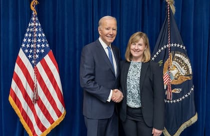Hortman junto a Joe Biden