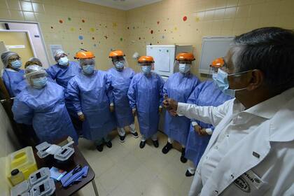 El personal del vacunatorio del hospital Argerich recibe las indicaciones antes de comenzar a aplicar las dosis de la Sputnik V