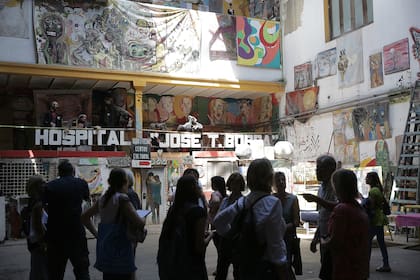 El centro cultural está lleno de obras de los pacientes