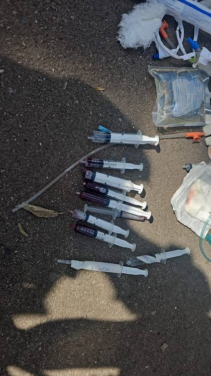 Hospital Santojanni: hallaron jeringas con sangre, gasas usadas y medicamentos en la basura.
