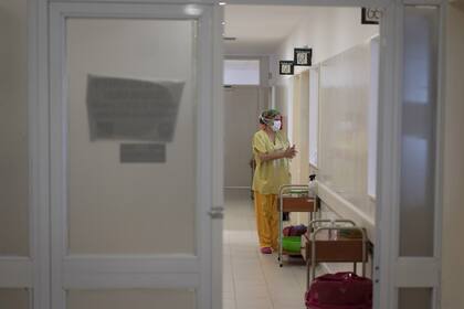 Según el área, las instalaciones y la especialidad, los recaudos cambian; el personal de salud se basa en recomendaciones de las instituciones donde trabajan y en los protocolos gubernamentales y de organizaciones internacionales