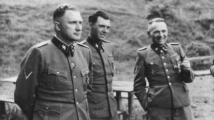 Höss, a la derecha, junto a otros dos oficiales de las SS en 1944