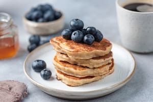 Hotcake de avena y arándanos