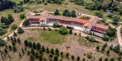 Hotel 1 de la Unidad Turística de Embalse: la Municipalidad firmó un acuerdo con Nación para reabrir dos de los siete para realizar actividades deportivas, culturales y sociales.