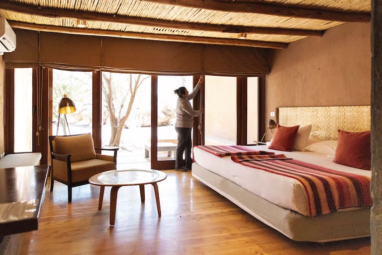 En los alrededores del pueblo, el Hotel Cumbres conjuga comodidad, temperamento norteño y un servicio con todos los detalles.