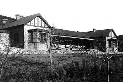 La parte principal de esta casona fue construida en 1922 por Raynor John Runnacles y su esposa Kate Jane Walford