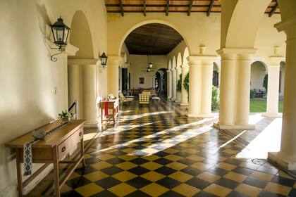 La maravillosa y conservada galería de la estancia de Finca Quara