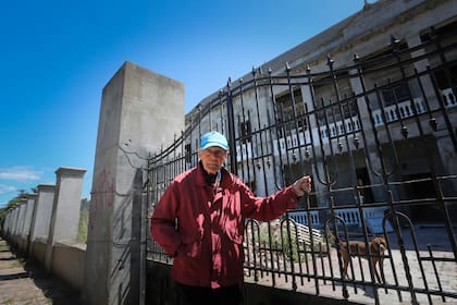 Eduardo Gamba, de 92 años, expropietario del hotel y su mítico cuidador