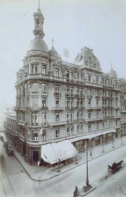 Hotel París, en la esquina de Salta y Av. de Mayo.