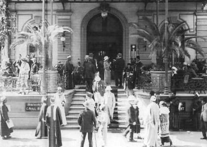 Hotel Shepheard's de El Cairo (Foto en Cautiva en Arabia, de Morató)