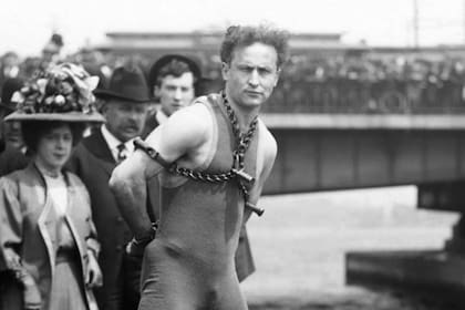 Houdini, en una prueba de escape