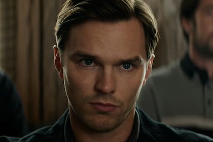 Hoult expresa en su rostro toda clase de dilemas morales