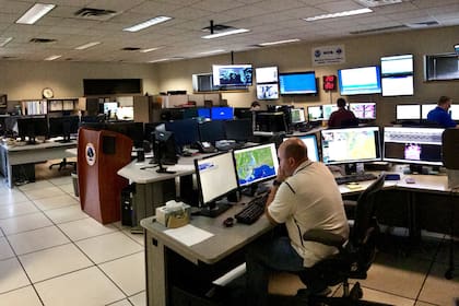 Houston enfrenta la temporada con una reducción del 44% en su plantilla de meteorólogos por retiros voluntarios y recortes