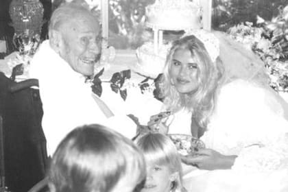 Howard Marshall II era uno de los hombres más ricos de Texas y de los Estados Unidos cuando se casó con Anna Nicole Smith, una figura ascendente en el mundo del modelaje y la actuación