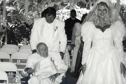 Howard Marshall II y Anna Nicole Smith se casaron en una pequeña Capilla en Houston llamada "La Paloma Blanca"