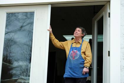 Howard Smith, de 76 años, en su casa en Nueva York