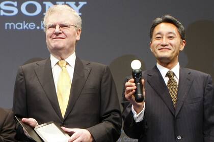 Howard Stringer y Kazuo Hirai durante la presentación de Sony en 2009 del lector de libros electrónicos Reader y el mando inalámbrico de control de movimientos de la PlayStation