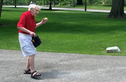 Howard Tucker practica baseball en el parque central de Cleveland