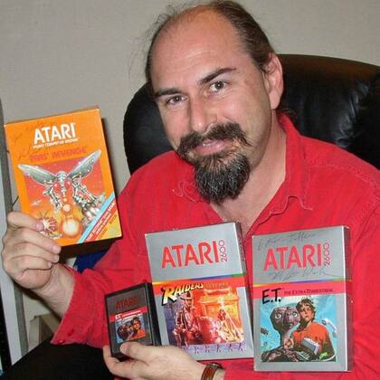 Howard Warshaw muestra orgulloso algunos de los videojuegos que diseñó para Atari