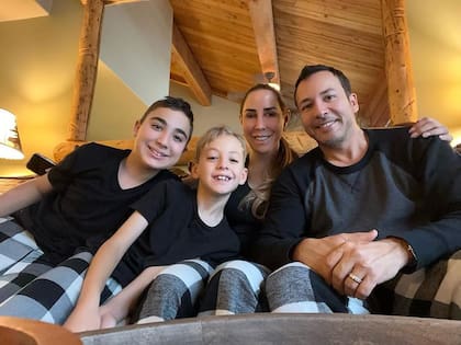 Howie Dorough junto a sus dos hijos y su esposa Leigh Boniello