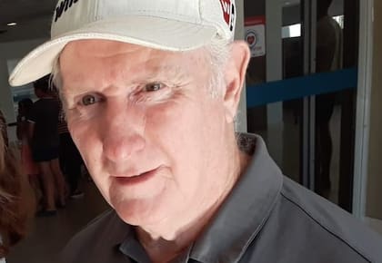 Hoy, Alois Payarola disfruta de la vida en Bahía Blanca, donde juega al golf todas las semanas