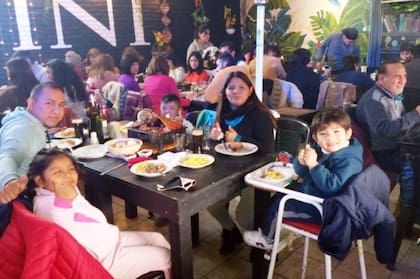 Hoy Angélica tiene su propia familia, unida y feliz.