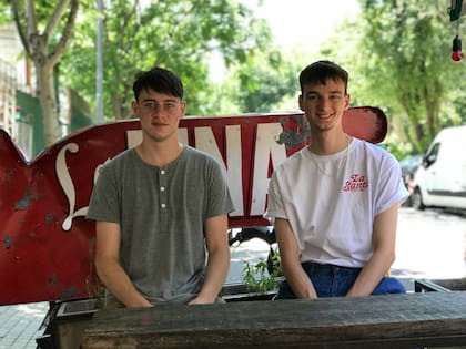 Hoy con 19 y 21 años, Francesco acaba de terminar el colegio y Tobías está estudiando Arquitectura. Ambos imaginan un futuro como emprendedores.