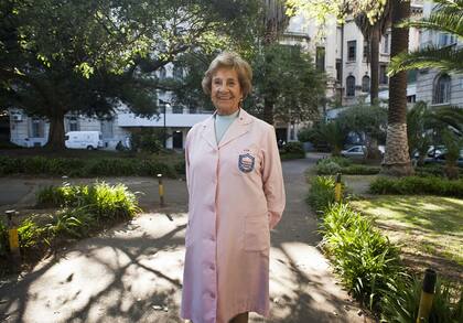 Lía posa feliz en una de las entradas del hospital Rivadavia