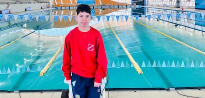 Hoy cursa Segundo Año del secundario en una escuela común sin integración, aprende inglés, va al club a hacer futbol convencional, nada en aguas abiertas y en el Circuito Paralímpico Argentino.