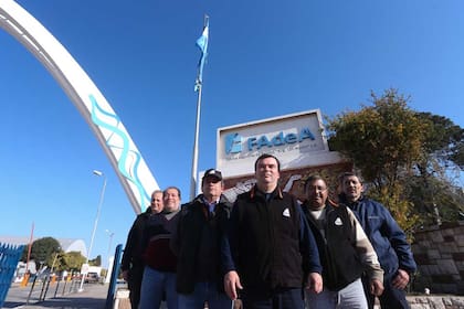 Hoy. Delegados de APTA en la puerta de la planta; dicen que para lo que se hace hoy alcanza con 60 operarios; hay 1700