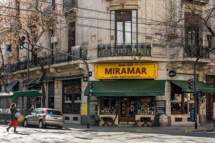 Hoy, el bodegón mantiene sus puertas abiertas desde la mañana hasta la 1 AM