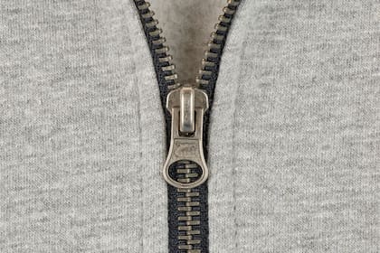 Hoy el cierre se usa en todo tipo de indumentaria, así como elemento decorativo en ropa.